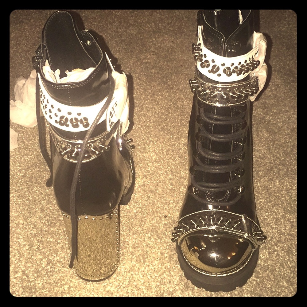 Jeffrey Campbell B/W booties sz10M